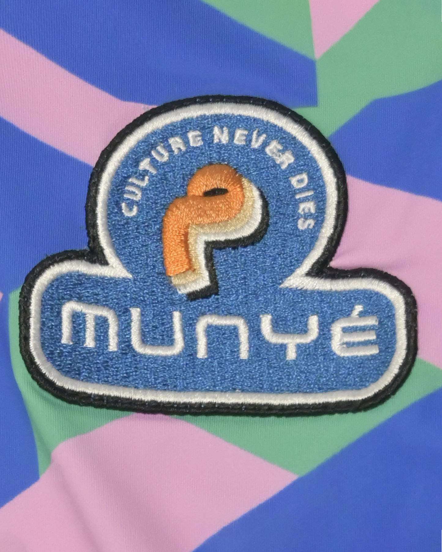 MUNYÉ Football Jersey Vibrant Wave - Pink